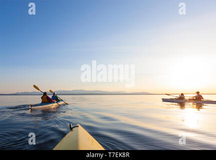 Gruppe von Menschen Freunde Kajak aus Langley im Puget Sound, Washington State. Active Outdoor Abenteuer Wassersport. Stockfoto