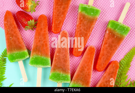 Wassermelone aromatisiert Sommer Thema Eis Eis am Stiel auf Rosa und blauem Hintergrund. Stockfoto