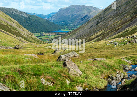 Blick von der Kirkstone Pass auf der A 592 in Richtung Brotherswater im Nationalpark Lake District, Cumbria, England, Großbritannien Stockfoto