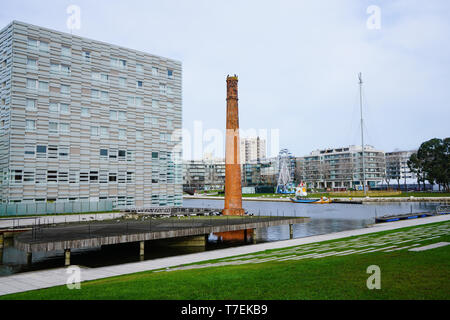 Aveiro, Portugal - Dezember 2018: Ansicht des Melia Ria Hotel und alte Terrakotta Schornstein. Mit Riesenrad in der Ferne. Stockfoto