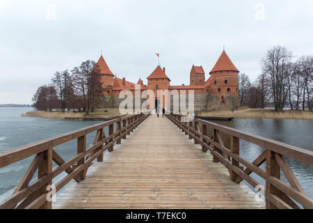 Litauen, Trakai: Ansicht vorne von der Brücke über den See zur Insel Burg Trakai Stockfoto