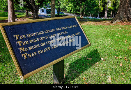 Die Silo National Cemetery enthält ein Zitat aus "Das biwak der Toten" von Theodore O'Hara in Silo National Military Park in Silo, Tennessee. Stockfoto