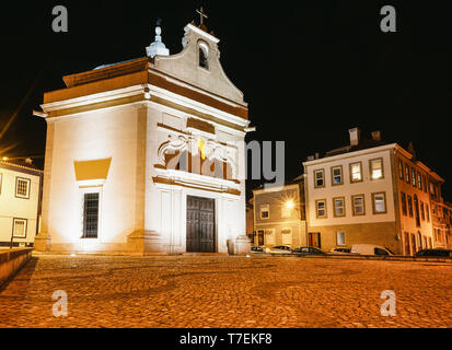 Schöne Sicht auf die Kapelle von Sao Goncalinho und Umgebung, spät in der Nacht und voll ausgeleuchtet. Stockfoto