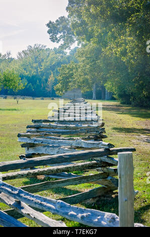 Silo National Military Park Peach Orchard wird durch eine Zick-zack-split Schiene Zaun, Sept. 21, 2016, Silo, Tennessee umgeben. Stockfoto