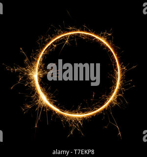 Wunderkerze Kreis Form. Brennende bengalische Feuer Buchstaben o Nummer 0, langen Belichtungszeit. Brennende Wunderkerzen auf Schwarz isoliert. Stockfoto