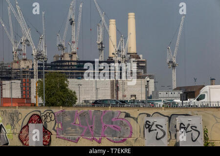 Graffiti an einer Wand in der Nähe des Luxushotels Entwicklung von Battersea Power Station Stockfoto