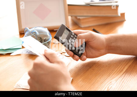 Junger Mann zählen Geld am Tisch, Nahaufnahme Stockfoto