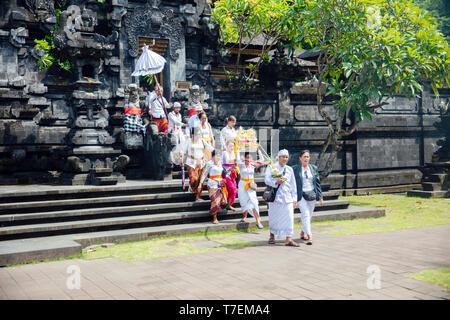 BALI, Indonesien - Januar 27, 2019: Nicht identifizierte Personen durch Pura Goa Lawah Bali, Indonesien. Es ist eine Balinesische Hindu Tempel und einer von sechs heiligsten Pla Stockfoto