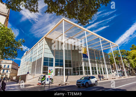 NIMES, Frankreich - 29. APRIL 2019: Carre d'Art in Nimes, Frankreich. Es ist Museum für zeitgenössische Kunst und städtische Bibliothek der Stadt, 1993 eröffnet Stockfoto