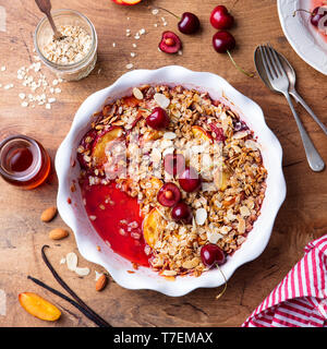 Pfirsich und Berry in einer Auflaufform bröckeln. Ansicht von oben. Stockfoto