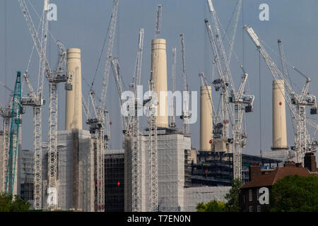 Battersea Power Station Schornsteine durch Kräne als ikonische Gebäude umgeben ist saniert Stockfoto