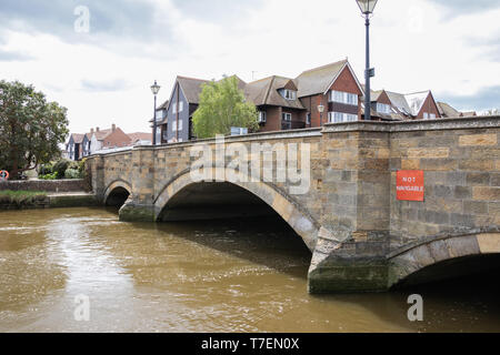 Ein stonewall Brücke über einem englischen Fluss Stockfoto