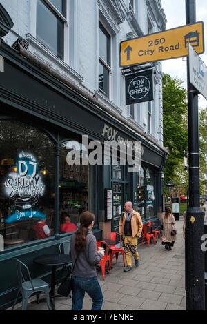 Fox auf dem Grün, Upper Street, London Stockfoto