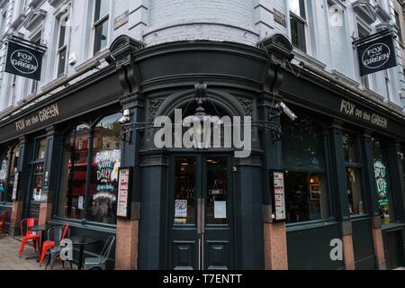 Fox auf dem Grün, Upper Street, London Stockfoto