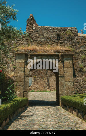 Gepflasterten Weg, dem Gateway in Steinmauer mit Garten in Castelo de Vide. Schöne Stadt mit mittelalterlichen Burg an den Portugal Ostgrenze. Stockfoto