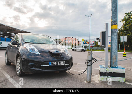 Lemberg, Ukraine - 28. August 2018: Elektroauto Aufladen am Mall Parkplatz aria. Reine saubere Energie Stockfoto