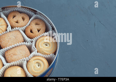 Cookies in einer Metalldose auf einem dunkelgrauen Hintergrund. Close-up. Makro Stockfoto