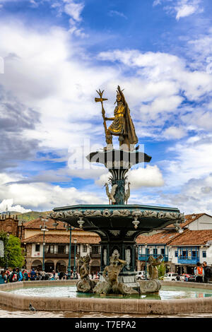 Cusco, Peru - April 4, 2019: die Menschen besuchen Springbrunnen Statue von Pachacuti auf der Plaza de Armas in Cusco, Peru. Stockfoto