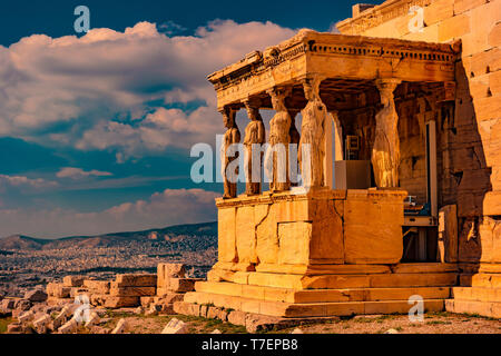 Stein Veranda mit Karyatiden in Erechtheion Tempel auf der Akropolis, Athen in Griechenland mit Blick auf die Stadt und den Sonnenuntergang Licht selektiven Fokus Stockfoto