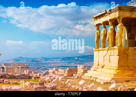 Stein Veranda mit Karyatiden in Erechtheion Tempel auf der Akropolis, Athen in Griechenland mit Blick auf die Stadt und den Sonnenuntergang Licht selektiven Fokus Stockfoto