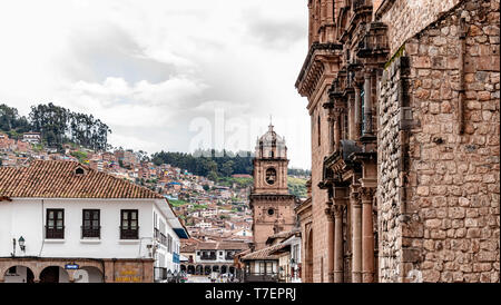 Seitenansicht von der Straße bis zur Plaza de Armas mit der die Kirche und das Kloster Unserer Lieben Frau von der Barmherzigkeit, die Iglesia de la Merced und die Hügel rund um Cusco in Pro Stockfoto