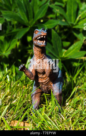 Spielzeug Dinosaurier im Garten. Stockfoto