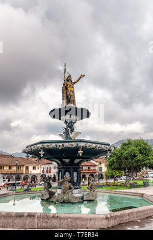 Cusco, Peru - April 4, 2019: die Menschen besuchen Springbrunnen Statue von Pachacuti auf der Plaza de Armas in Cusco, Peru. Stockfoto