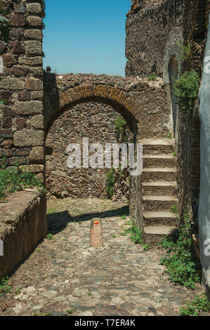 Weg zu gewölbten Gateway in Steinmauer mit Treppe in Castelo de Vide. Schöne Stadt mit mittelalterlichen Burg an den Portugal Ostgrenze. Stockfoto