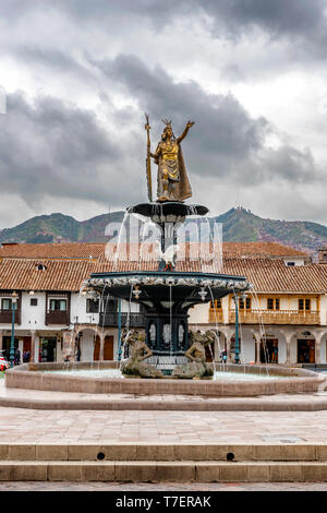 Cusco, Peru - April 4, 2019: die Menschen besuchen Springbrunnen Statue von Pachacuti auf der Plaza de Armas in Cusco, Peru. Stockfoto