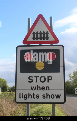 Britische Bahn Stop Schild am Bahnuebergang British Rail Stockfoto