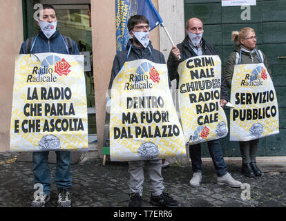 Rom, Italien. 05 Mai, 2019. Demonstration zur Verteidigung der Radio Radikal - der Radikalen Partei, gegründet in Rom verbunden. Es war der erste italienische Radio ausschließlich mit Politik zu beschäftigen - Weniger als 15 Tage nach der Schließung, die von der Regierung. Die Idee der Initiative wurde am 25. April aus einem Appell des Vorsitzenden der Jüdischen Gemeinde von Rom Ruth Dureghello geboren. Credit: Patrizia Cortellessa/Pacific Press/Alamy leben Nachrichten Stockfoto