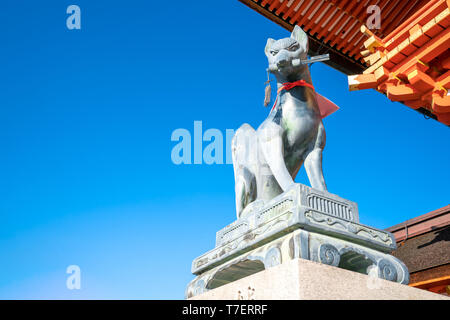 Big fox steinerne Statue auf der Bühne in Fushimi Inari Schrein (Fushimi Inari Taisha) asiatischer Tempel in Japan. Stockfoto