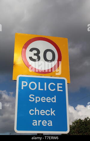 Schild beschränkte Höchstgeschwindigkeit von 30 mph mit Polizei Geschwindigkeit prüfen, unterzeichnen Stockfoto