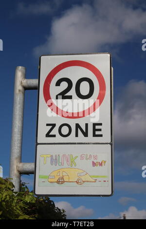 Schild beschränkte Höchstgeschwindigkeit bis 20 km/h Geschwindigkeitsbegrenzung in Britischen Street in der Nähe der Schule überschreiten Stockfoto