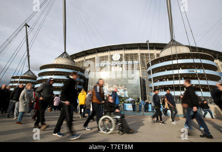 Fans kommen für die Premier League Match an der Etihad Stadium, Manchester. Stockfoto