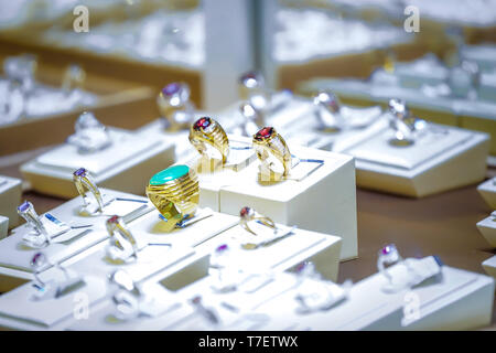 Golden ruby und Jade Ring im Display milko Box. Stockfoto