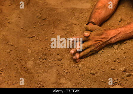 Hände von kushti Ringkämpfer auf tägliche trainining in akhara. Kushti oder Pehlwani ist die traditionelle Form der Wrestling in Indien. Kolkata. Indien Stockfoto