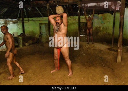 Kolkata, Indien - 14. März 2019: kushti Ringkämpfer auf tägliche trainining in akhara. Kushti oder Pehlwani ist die traditionelle Form der Wrestling in Indien. Stockfoto