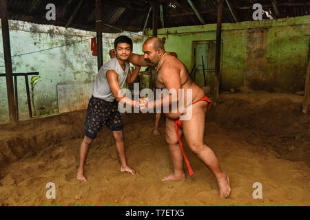 Kolkata, Indien - 14. März 2019: kushti Ringkämpfer auf tägliche trainining in akhara. Kushti oder Pehlwani ist die traditionelle Form der Wrestling in Indien. Stockfoto