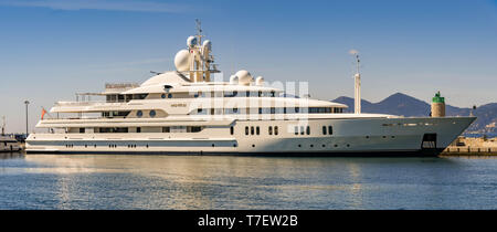 CANNES, Frankreich - April 2019: Panoramablick auf die superyacht Montkaj im Hafen Pierre Canto Hafens in Cannes Anker. Stockfoto