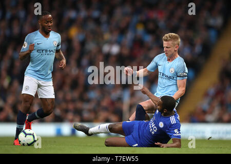 Von Leicester City Ricardo Pereira (unten rechts) fouls von Manchester City, Oleksandr Sintschenko während der Premier League Match an der Etihad Stadium, Manchester. Stockfoto