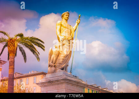 Blick auf den Place Saint-Nicolas Platz in Bastia, Korsika, Frankreich, wobei die alte Statue von Napoleon Bonaparte als römischer Kaiser Skulptur, die am 1. Stockfoto