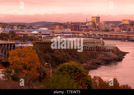 Die Saint John Skyline und die Saint John River bei Sonnenuntergang in Saint John, New Brunswick, Kanada. Stockfoto