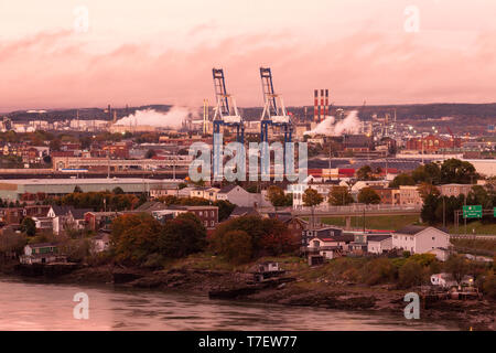 Einen industriellen Bereich mit dem Heiligen Johannes Port Authority sowie die Irving Oil Terminals und der Bayside Kraftwerk in der Ferne in St. J Stockfoto