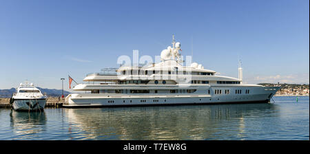 CANNES, Frankreich - April 2019: Panoramablick auf die superyacht Montkaj im Hafen Pierre Canto Hafens in Cannes Anker. Stockfoto