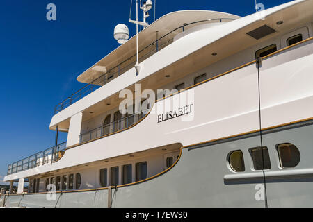 CANNES, Frankreich - April 2019: Nahaufnahme von der Seite des superyacht Elisabet im Hafen Pierre Canto Hafens in Cannes Anker. Stockfoto