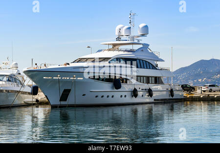 CANNES, Frankreich - April 2019: Die superyacht Yalla im Hafen Pierre Canto Hafens in Cannes Anker. Es ist von Naguib Sawiris gehört. Stockfoto