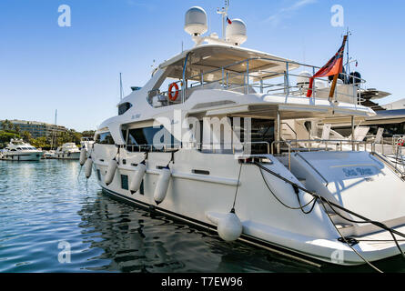 CANNES, Frankreich - April 2019: Die superyacht Meer tragen im Hafen Pierre Canto Hafens in Cannes Anker. Stockfoto