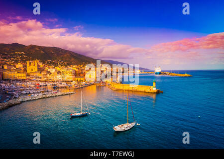 Schöne Panorama der Stadt Bastia auf Korsika. Die Antenne auf die Skyline der Hauptstadt der Insel Korsika. Stockfoto