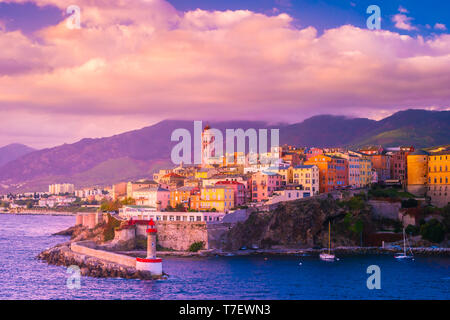 Schöne Panorama der Stadt Bastia auf Korsika. Die Antenne auf die Skyline der Hauptstadt der Insel Korsika. Stockfoto